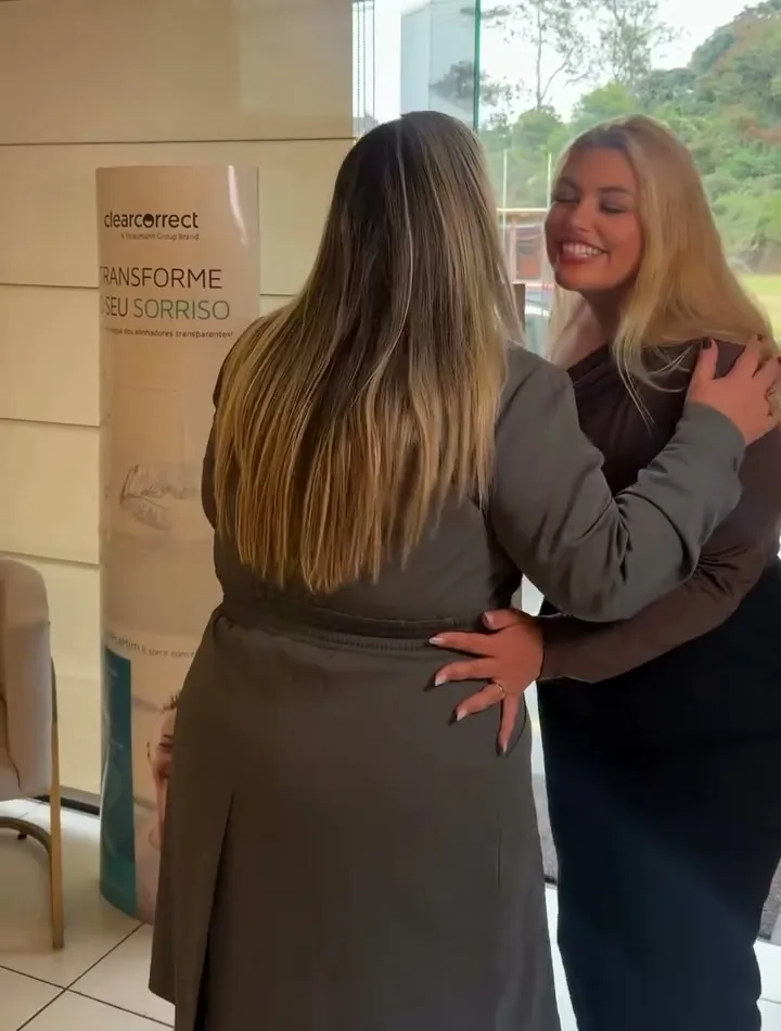 Dra. Joelma recebendo uma paciente na recepção